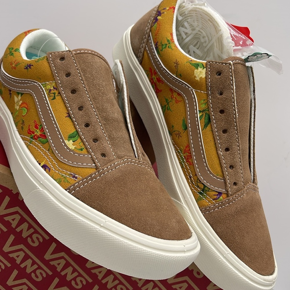 Vans WMNS Floral Tan Sneakers Comfycush Old
Fatal Floral Golden Brow
VN0A5DYC1M7 - Picture 6 of 16